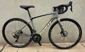 Giant DEFY2 carbon országúti kerékpár használt S-es